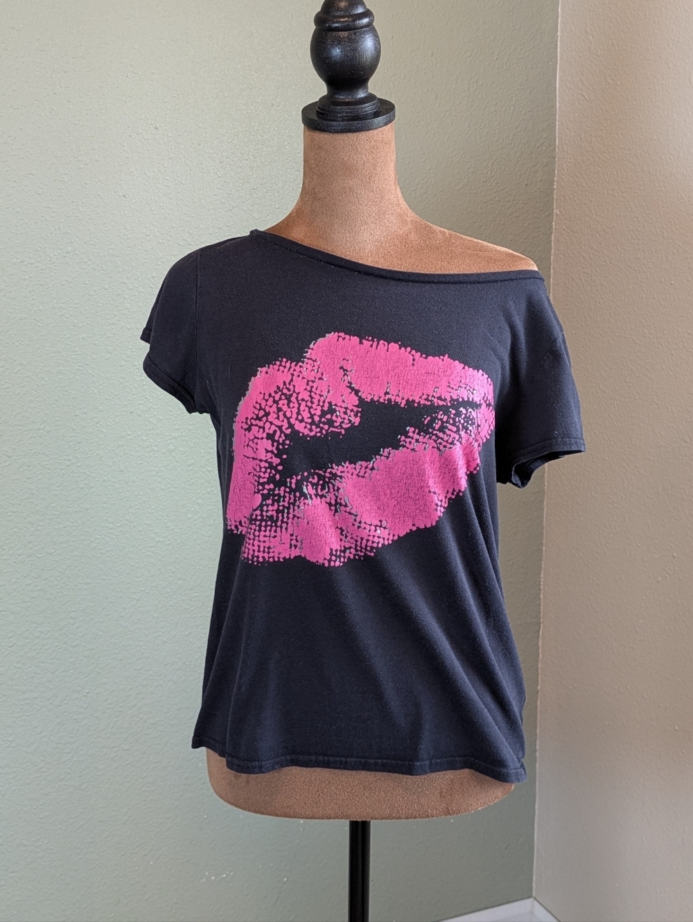 Y2K Joe Boxer Black Short-Sleeve Tee with Pink Kiss Graphic